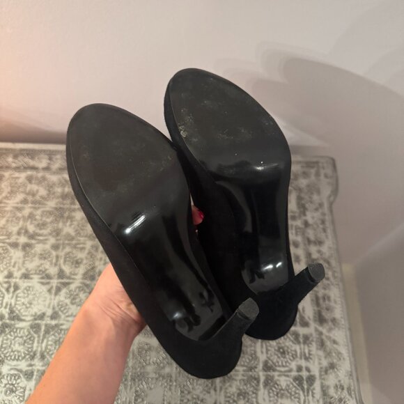 Steve Madden Remmedy Black Suede Pumps - Picture 11 of 12